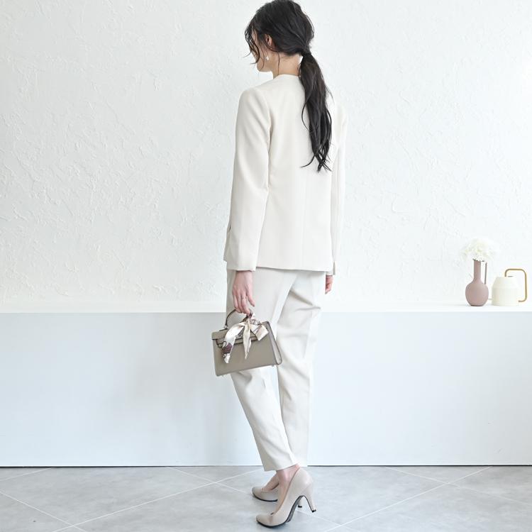 ベルスリーブ　おしゃれノーカラージャケット　オフホワイト　フォーマル ジャケット 結婚式 ショート丈 スリットスリーブ デザイン ノー