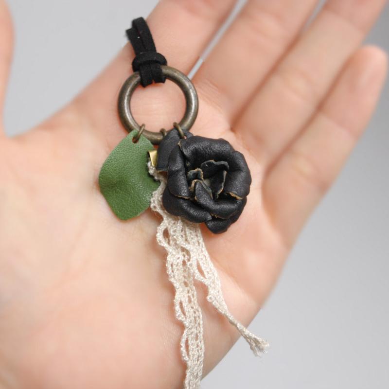 革紐 ネックレス レディース 本革 ペンダント アクセサリー 薔薇 バラ 黒 ブラック 小物 かわいい お洒落 日本製 誕生日 ローズネックレス ラブハンズ Lh 7043 Lh 7043 Black バッグ工房クレオ 通販 Yahoo ショッピング