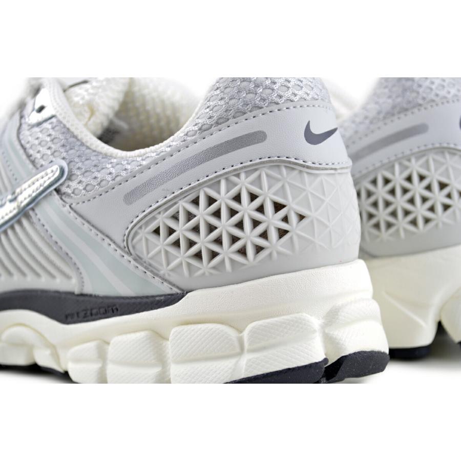 NIKE（ナイキ） NIKE WMNS ZOOM VOMERO 5 photon dust/chrome-gridiron