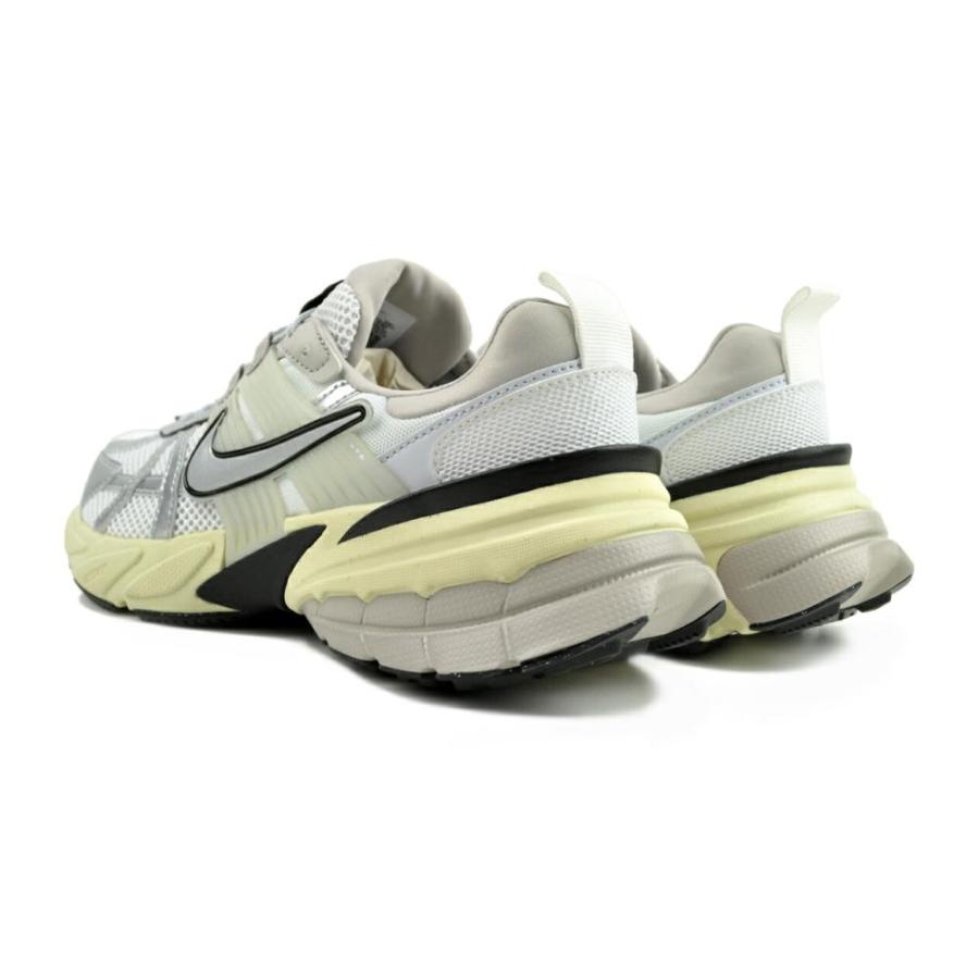 NIKE（ナイキ） NIKE V2K RUN summit white/metallic silver hj4497