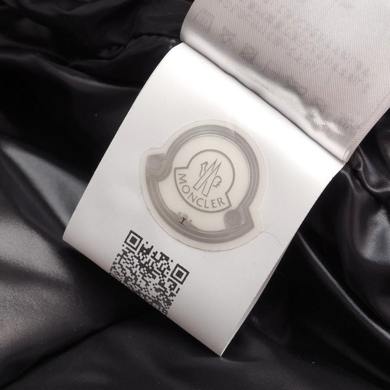 MONCLER ブラック メンズダウンジャケット 刺繍ロゴ アームシリコンロゴ