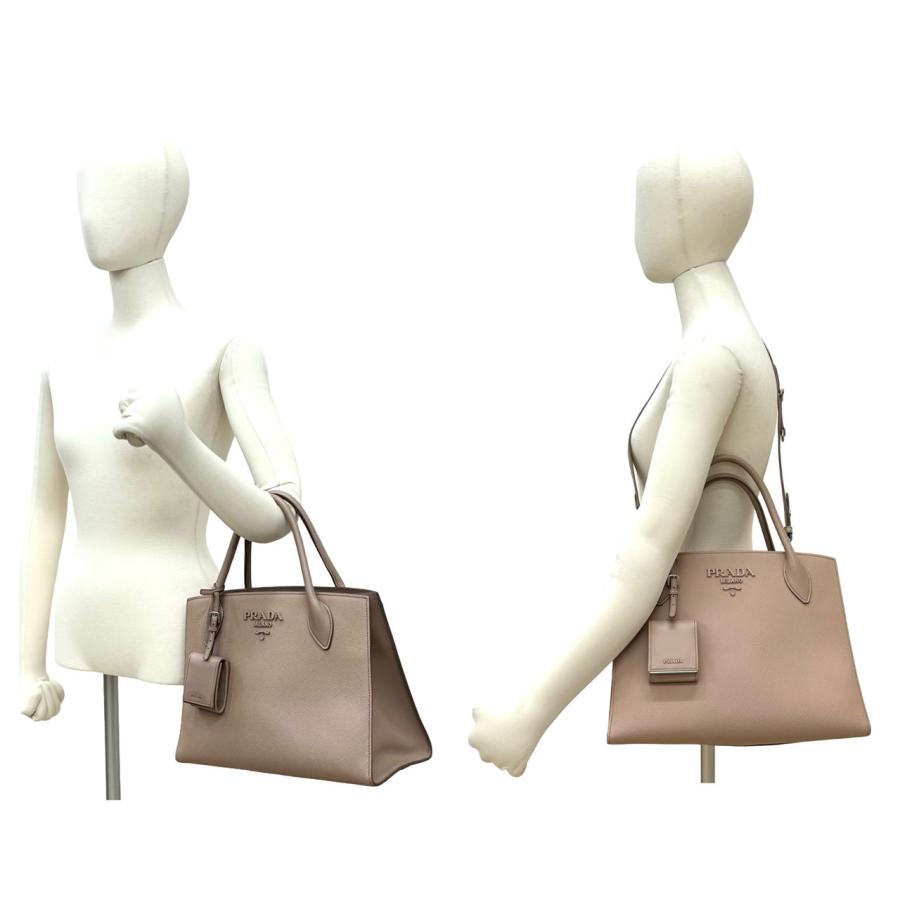 PRADA（プラダ） 極 美品 モノクローム ロゴ 金具 サフィアーノ レザー
