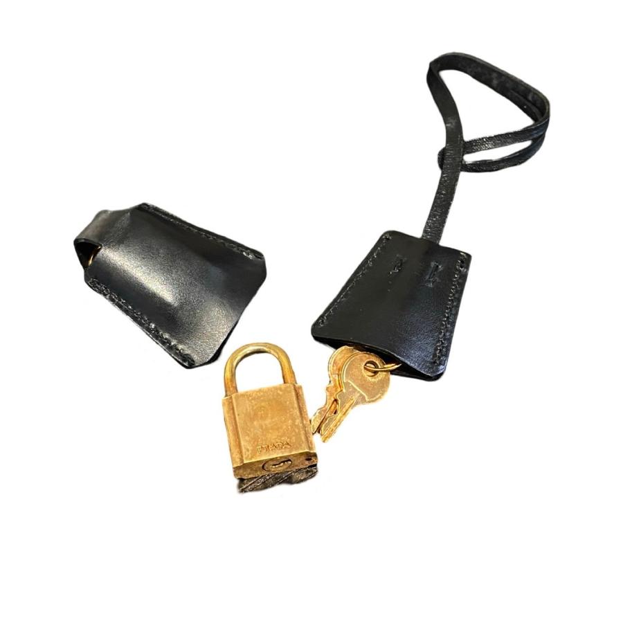 PRADA（プラダ） ほぼ未使用 希少品 三角ロゴ 金具 レザー 本革