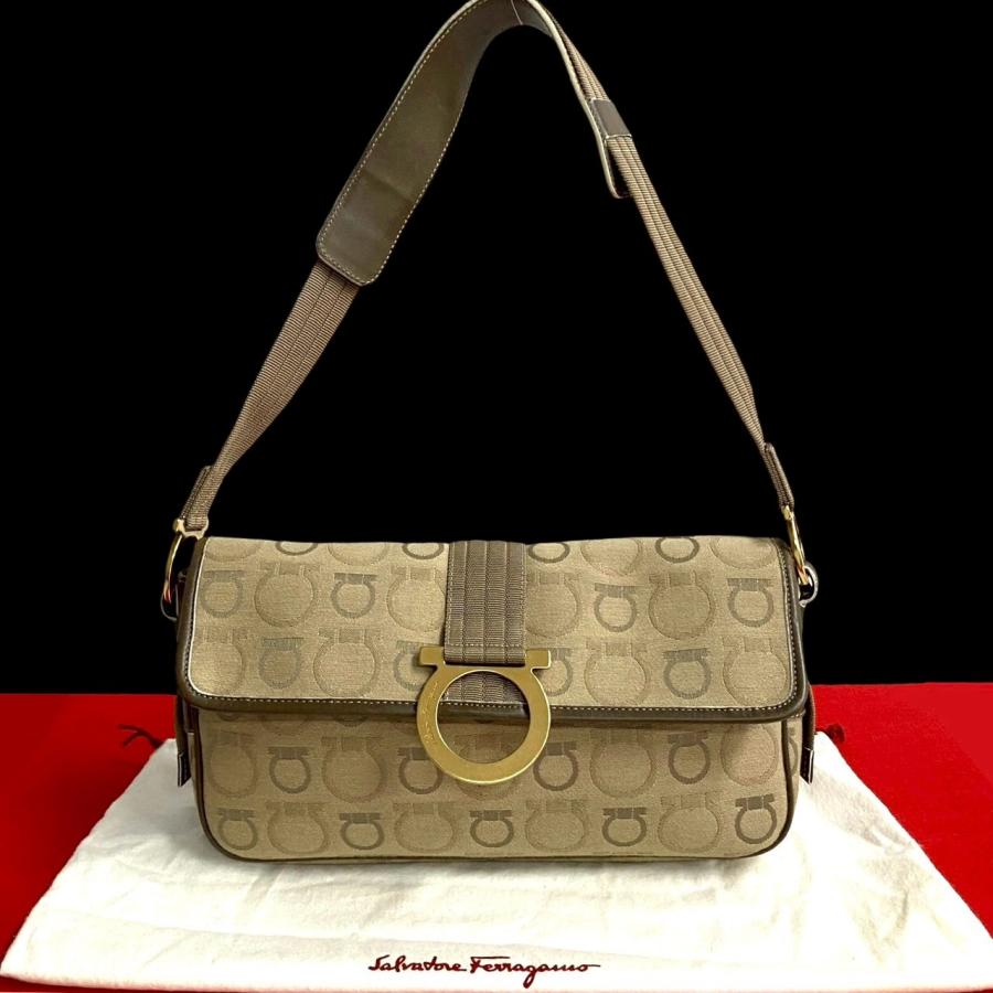 美品]フェラガモガンチーニ柄ショルダーバッグ キャンバス