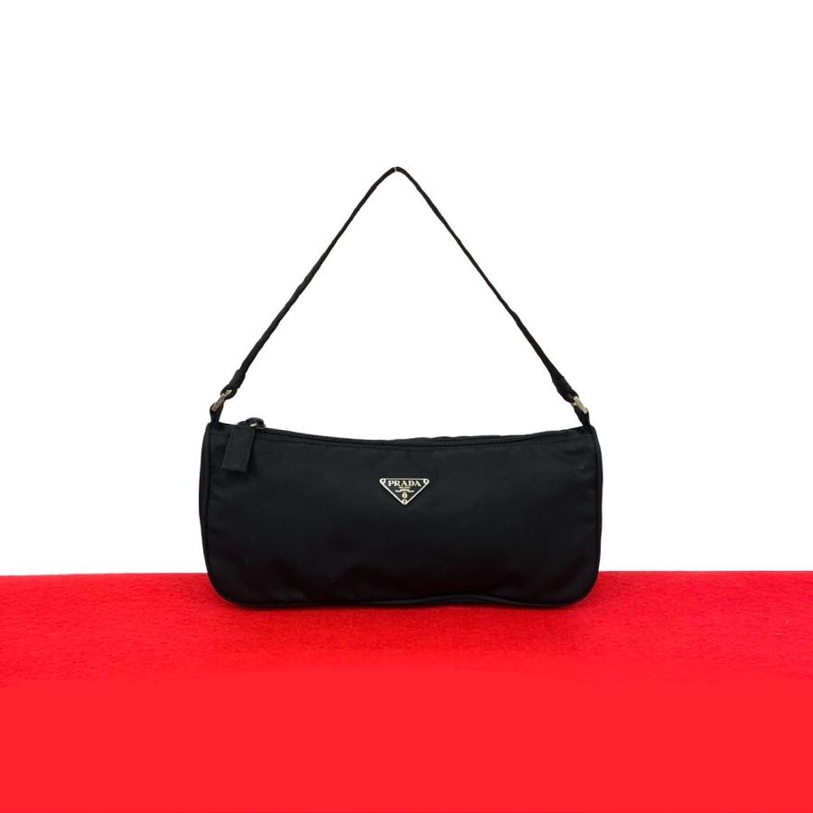 【極美品】PRADA ブラック ナイロン ポーチ　三角プレート　トライアングル PRADA 極 美品 希少品 プラダ 三角ロゴ シルバー 金具 プレート