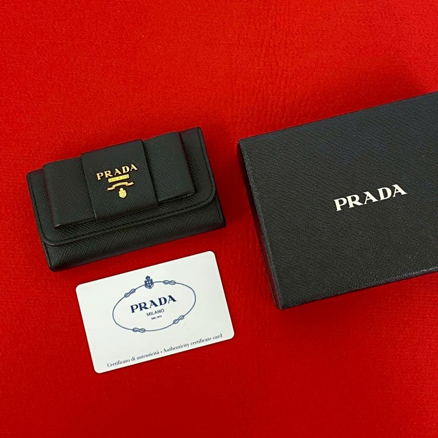 PRADA（プラダ） ほぼ未使用 箱付き ロゴ 金具 リボン モチーフ