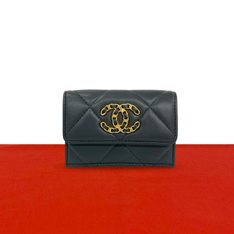 CHANEL（シャネル） 極 美品 シール有 31番台 シャネル19 ココマーク