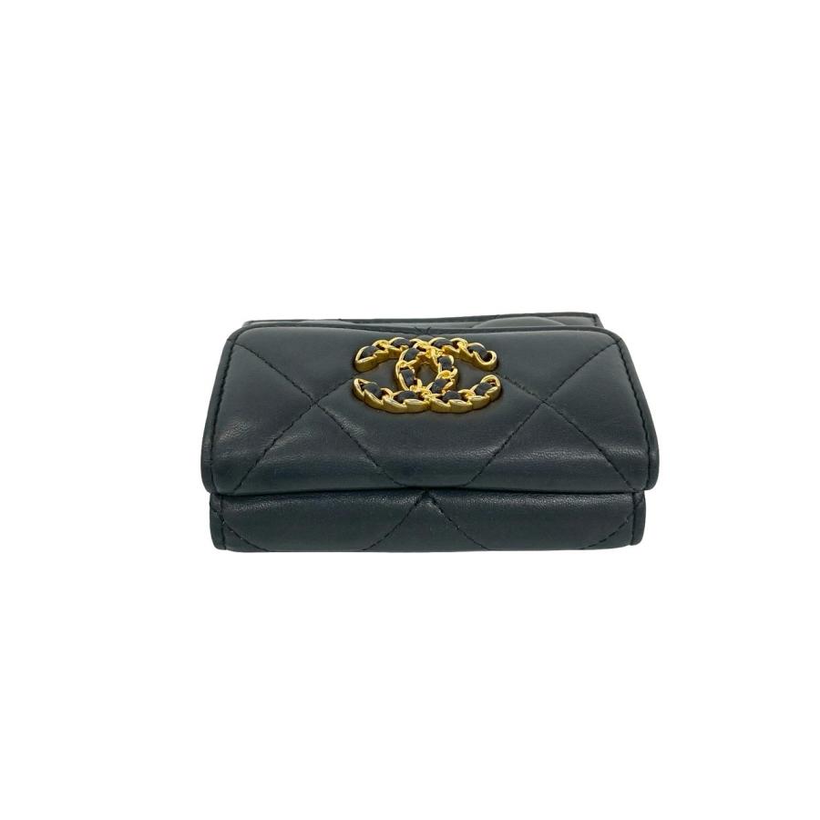 CHANEL（シャネル） 極 美品 シール有 31番台 シャネル19 ココマーク