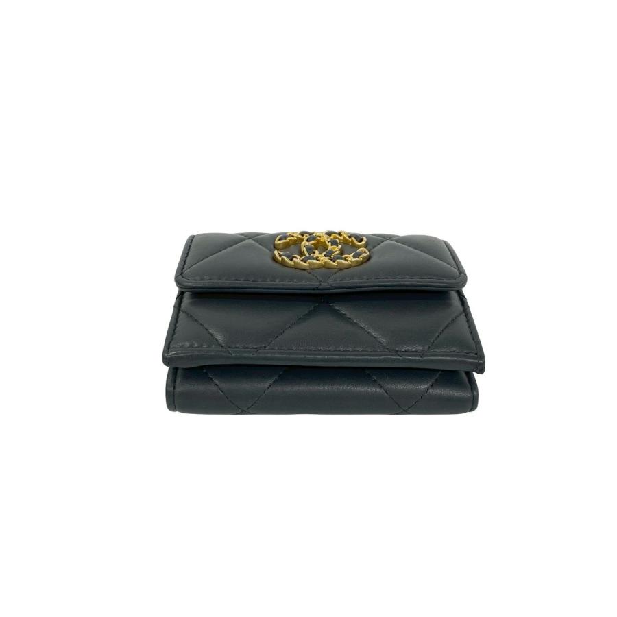 CHANEL（シャネル） 極 美品 シール有 31番台 シャネル19 ココマーク