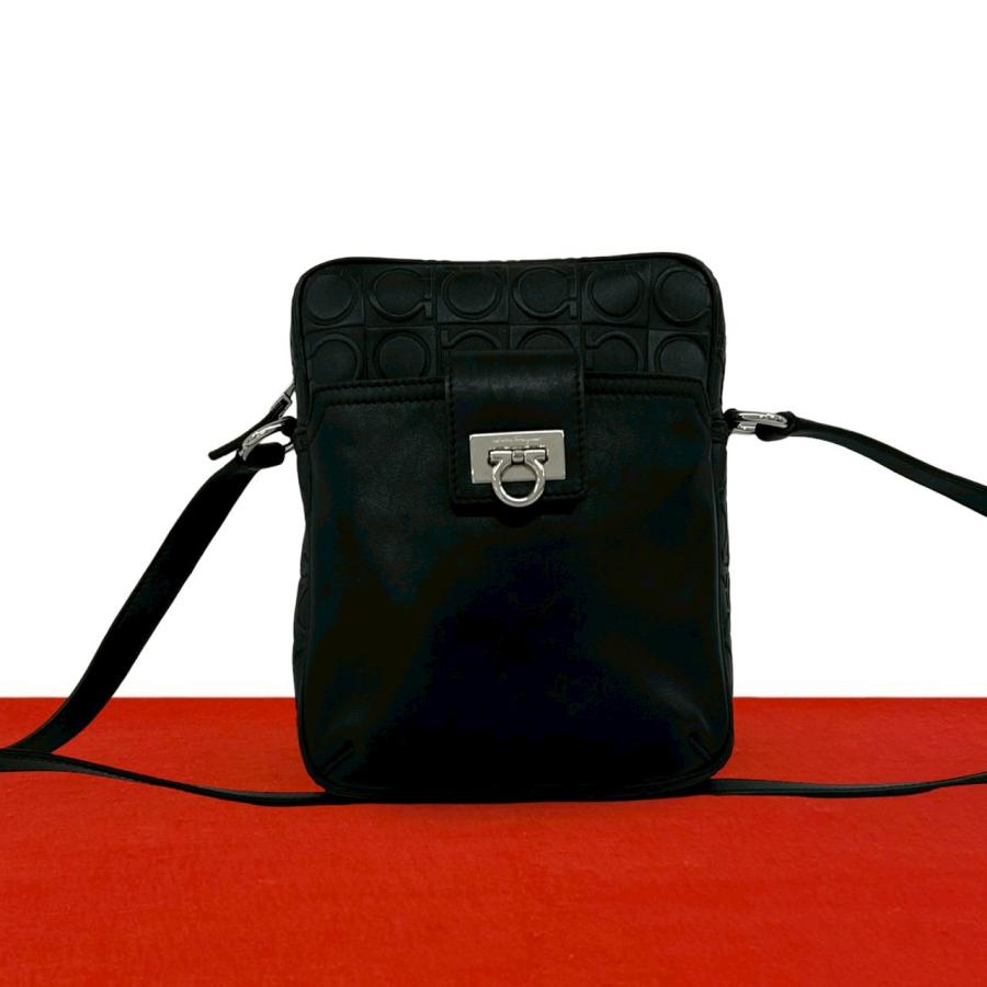 【美品】サルヴァトーレフェラガモ　ショルダーバッグサコッシュ　レザー　ガンチーニ 極 美品 Salvatore Ferragamo サルヴァトーレフェラガモ ガンチーニ 柄