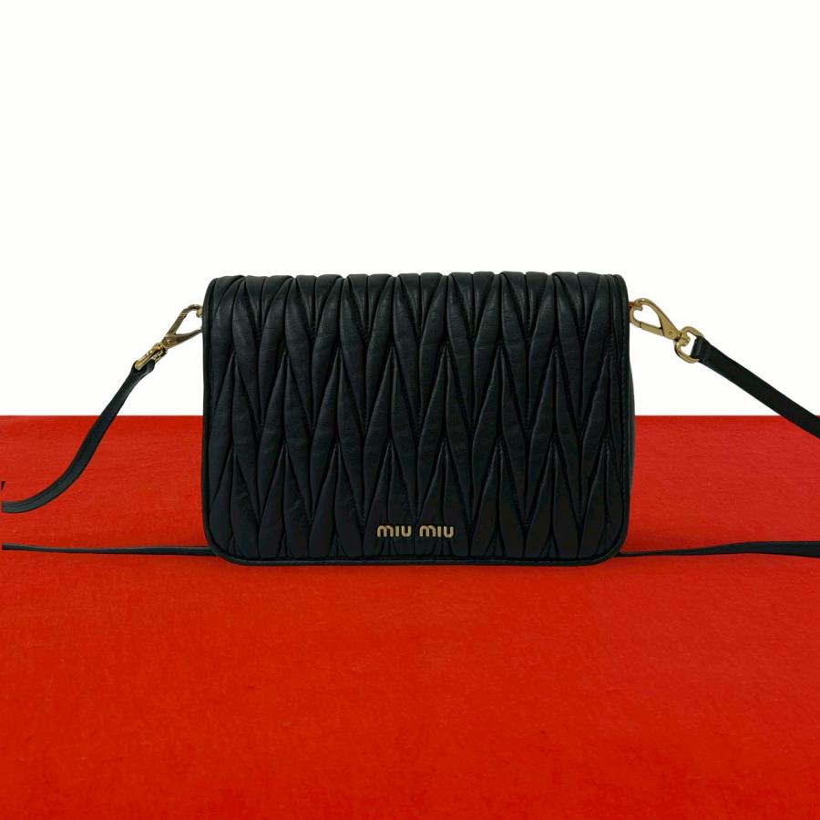 【美品】MIU MIU 黒 プリーツバッグ　ショルダー紐付き　ハンドバッグ miu miu（ミュウミュウ） 極 美品 マテラッセ ロゴ 金具 レザー 本革
