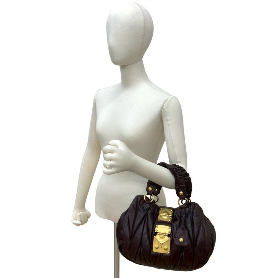 miu miu（ミュウミュウ） 極 美品 マテラッセ ロゴ 金具 ナッパ レザー