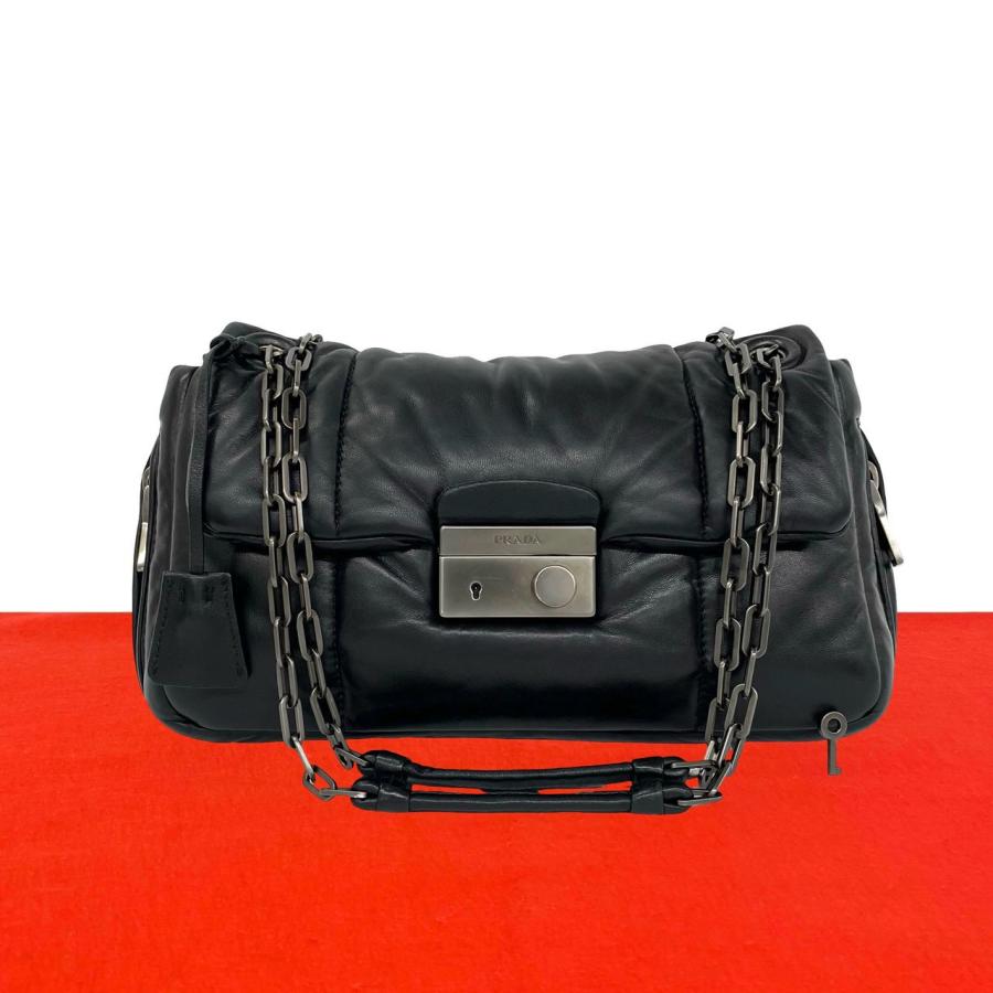 PRADA（プラダ） 極 美品 鍵付き ナッパ ボンバー ロゴ 金具 レザー 本