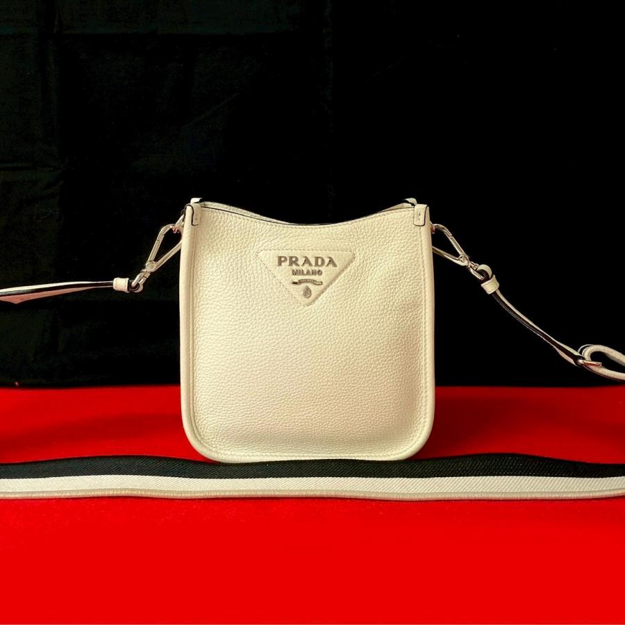 【美品】 プラダ ショルダーバッグ メッセンジャーバッグ 三角ロゴプレート PRADAプラダ ショルダーバッグ メッセンジャーバッグ 三角ロゴ