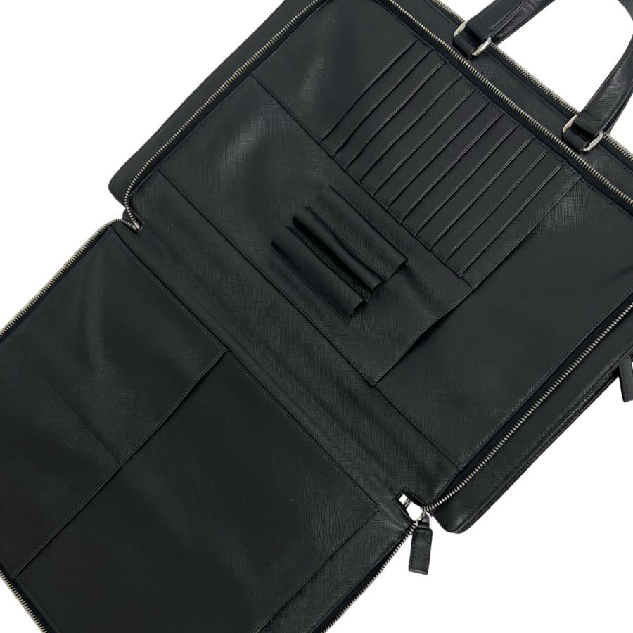 PRADA ビジネスバッグ サフィアーノレザー 三角ロゴ A4◎ ブラック PRADA（プラダ） 極 美品 袋付き 三角ロゴ 金具 サフィアーノ レザー
