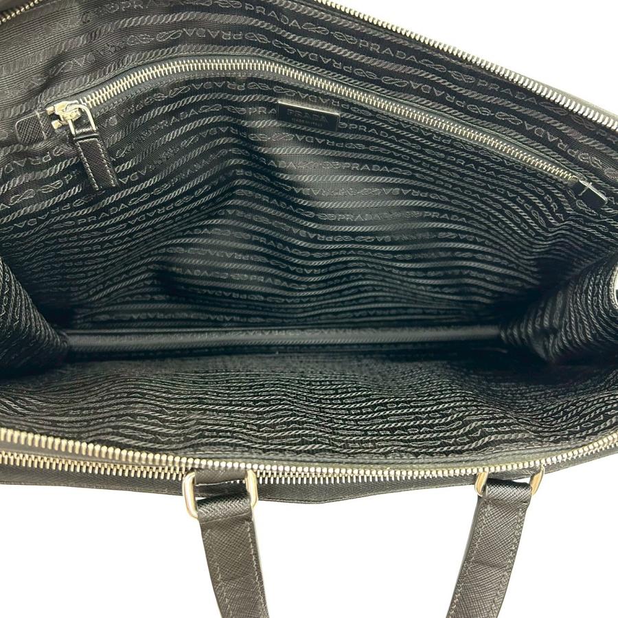 PRADA（プラダ） 極 美品 三角ロゴ 金具 サフィアーノ レザー 本革