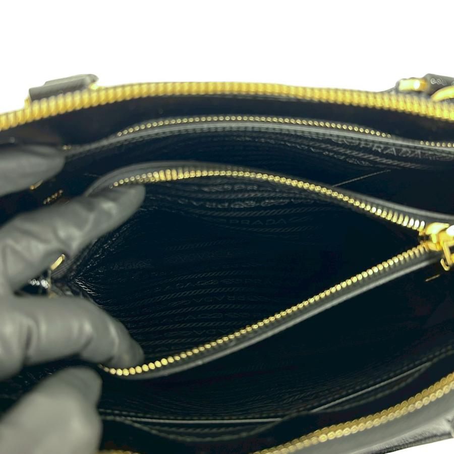 PRADA（プラダ） ほぼ未使用 三角ロゴ 金具 サフィアーノヴェル