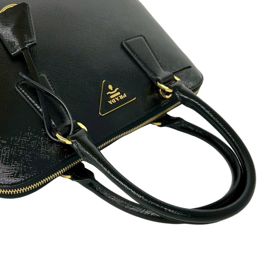 PRADA（プラダ） ほぼ未使用 三角ロゴ 金具 サフィアーノヴェル