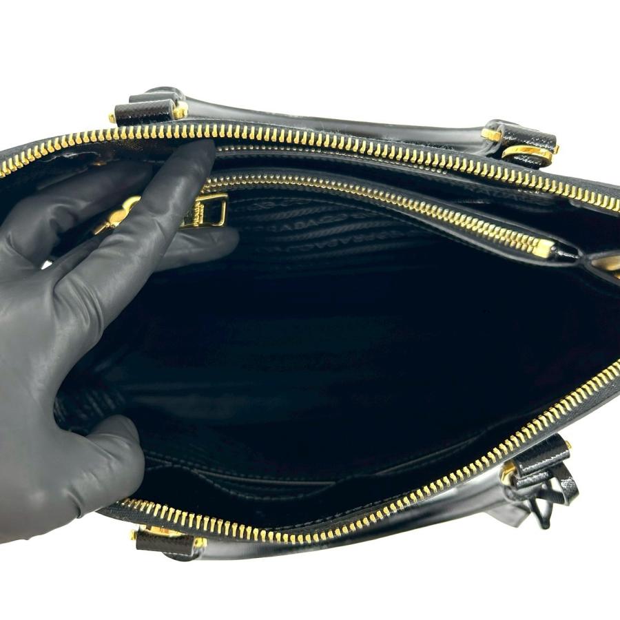 PRADA（プラダ） ほぼ未使用 三角ロゴ 金具 サフィアーノヴェル