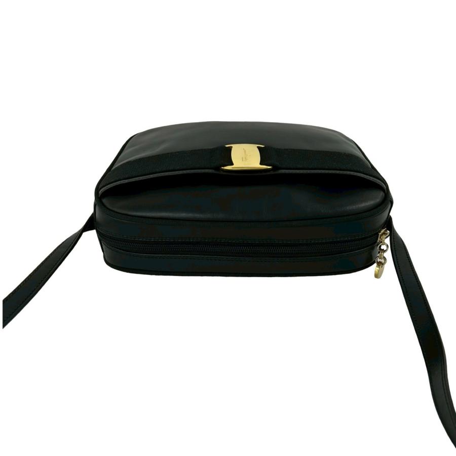 【極美品】Salvatore Ferragamo ショルダーバッグブラックレザー 極 美品 Salvatore Ferragamo サルヴァトーレフェラガモ ヴァラリボン