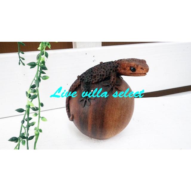 アジアン 木彫り ヤモリ 家守 トカゲ 爬虫類 神 守り 玉 天然 かわいい