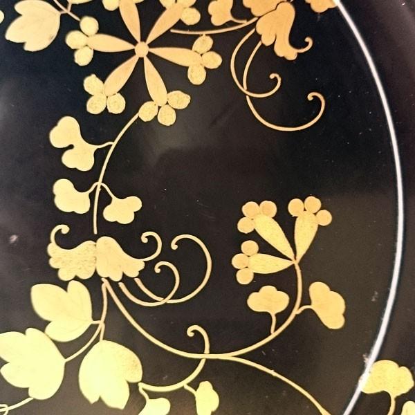黒い漆器の盆 金色の模様付き 中古】「脚付黒漆塗盆（丸・花・金縁）」 : リビングT&S - 通販