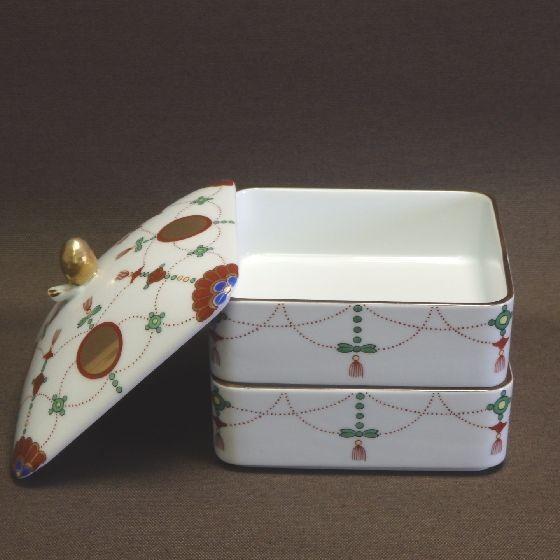 賞美堂 ・有田焼 二段重 錦日輪赤玉瓔珞文 角二段重 : リビングT&S