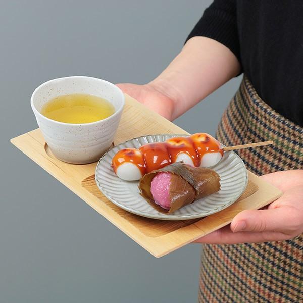 【新品】トレイマット　ウッドトレイ　4枚セット お盆 22cm トレー 彫刻 天然木 プレイスマット ランチョンマット 皿