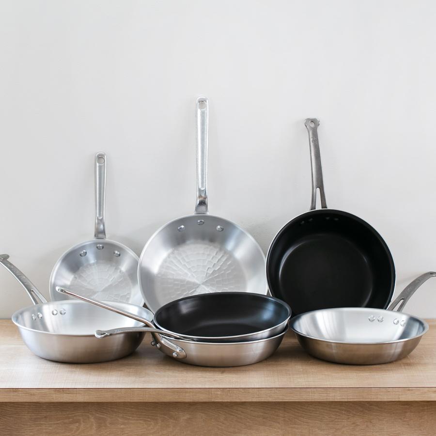 フライパン 24cm 浅型 アルミ製 フッ素樹脂加工 シルクフライパン 日本製 中尾アルミ （ ガス火対応 直火専用 炒め鍋 いため鍋 金属ヘラOK ふっ素加工 軽い ）