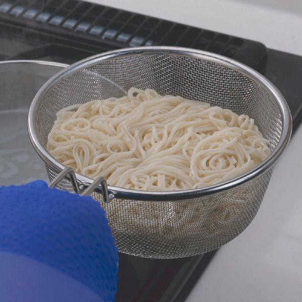 超話題新作超話題新作ザル 18cm ステンレス製 日本製 ゆであげザル 便利でごザル ( 18センチ ゆでざる 茹でザル ざる 網 湯切り 水切り 鍋用 持ち手 ) 調理器具 下村企販 一度に湯切りできる ゆであげザル 20cm 日本製 野菜・麺類の調理に 鍋にしっかりセットできる 持ち手付き 食洗機対応 水切り