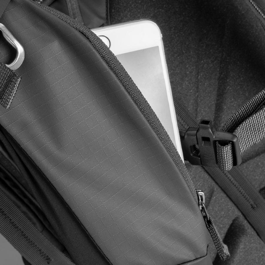 Summit Creative (サミットクリエイティブ) メトロポリス 32L ロールトップ バックパック ブラック / カメラバッグの画像