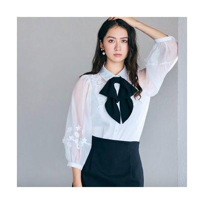 オーディア ミューズ Audie a Muses 花モチーフ＆リボンタイブラウス （オフ）の画像