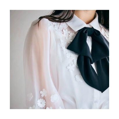 オーディア ミューズ Audie a Muses 花モチーフ＆リボンタイブラウス （オフ）の画像