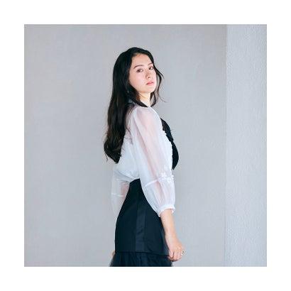 オーディア ミューズ Audie a Muses 花モチーフ＆リボンタイブラウス （オフ）の画像