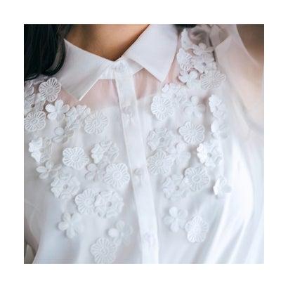 オーディア ミューズ Audie a Muses 花モチーフ＆リボンタイブラウス （オフ）の画像