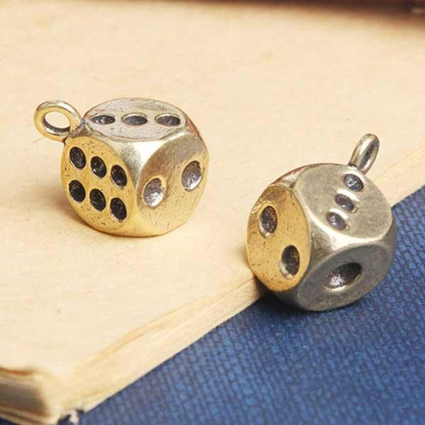 ダイスチャーム　3個　DIY ハンドメイド　素材　チャーム　汚れあり チャーム ダイス 3個組 さいころ サイコロ 真鍮 装飾 飾り
