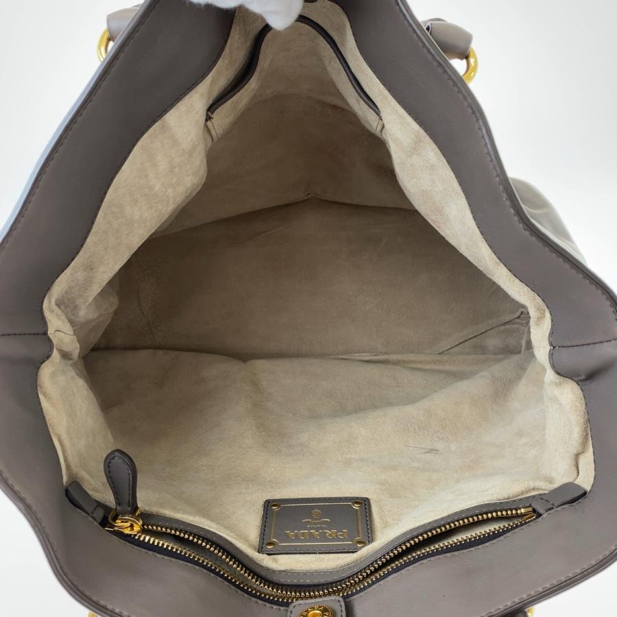 PRADA（プラダ） グレー グレージュ ゴールド金具 レザー トートバッグ