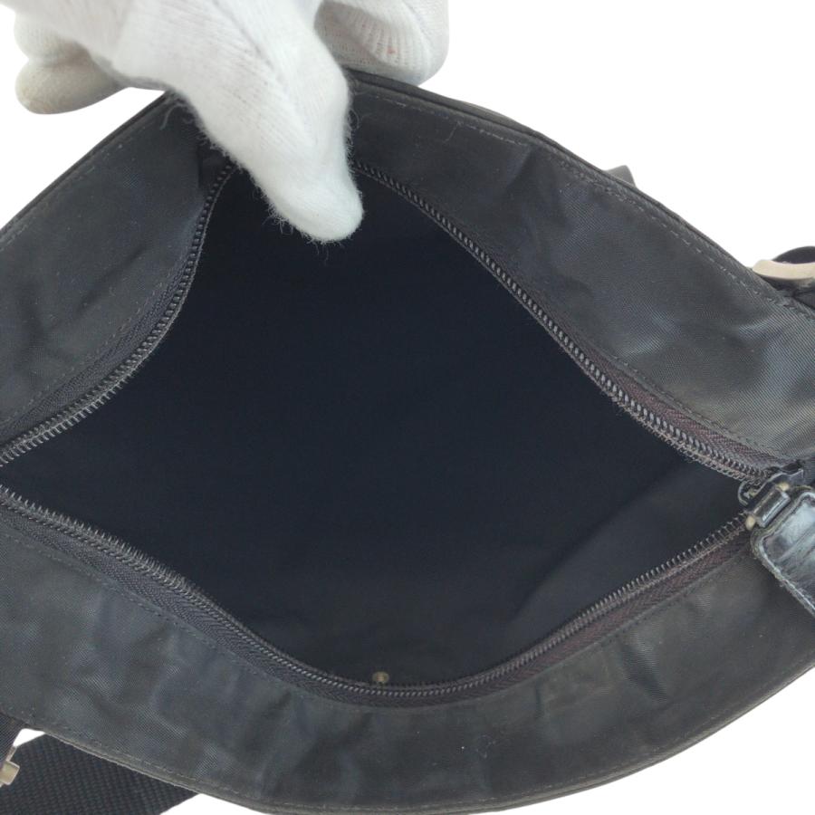 プラダ ショルダーバッグ 三角ロゴ テスートナイロン 黒 マグネット式開閉 2室 プラダ ショルダーバッグ 三角ロゴ テスートナイロン 黒 マグネット式