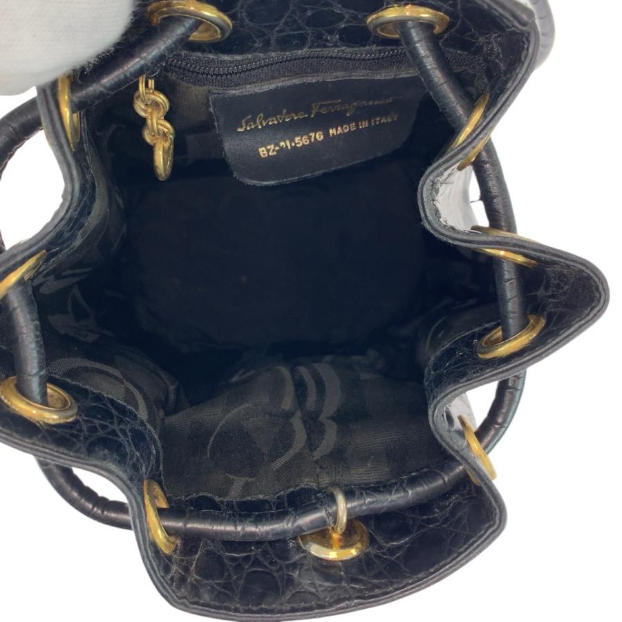 美品 Salvatore Ferragamo サルヴァトーレフェラガモ ヴァラ 型押し ブラック 黒 ゴールド金具 レザー リュック・デイパック 505437