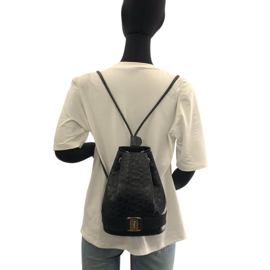 美品 Salvatore Ferragamo サルヴァトーレフェラガモ ヴァラ 型押し ブラック 黒 ゴールド金具 レザー リュック・デイパック 505437