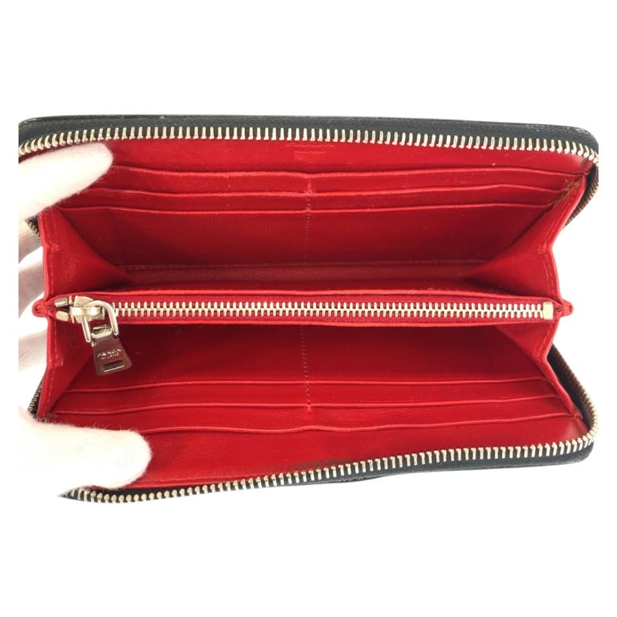 PRADA（プラダ） 美品 スタッズ ブラック 黒 レッド シルバー金具 