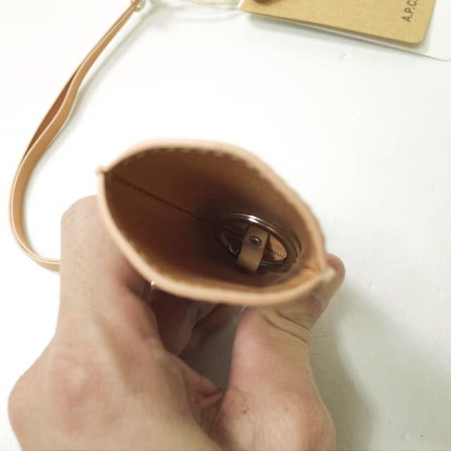 新品 A.P.C. アーペーセー Tho キーケース 24173102270 Natural Beige スムースレザー キーホルダー g13325 |  | 05