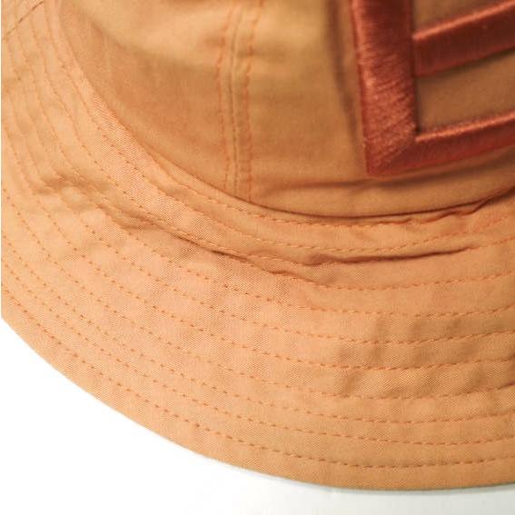 Etudes Studios エチュードスタジオ ポルトガル製 ロゴ刺繍 コットンツイルバケットハット 59 オレンジ 帽子 g18602 |  | 05