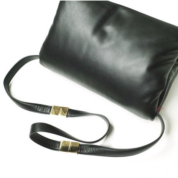 MARNI ショルダーバッグ 黒　保存袋付き MARNI - 新品 23aw MARNI ショルダーバッグ 黒 紺 レザー 5583の