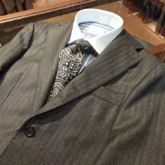 Brilla per il gusto 日本製 DORMEUIL HERRINGBORN SUITS ドーメル ROYAL 11 ヘリンボーンスーツ 46 チャコールグレー BEAMS 定価121,000円 |  | 05
