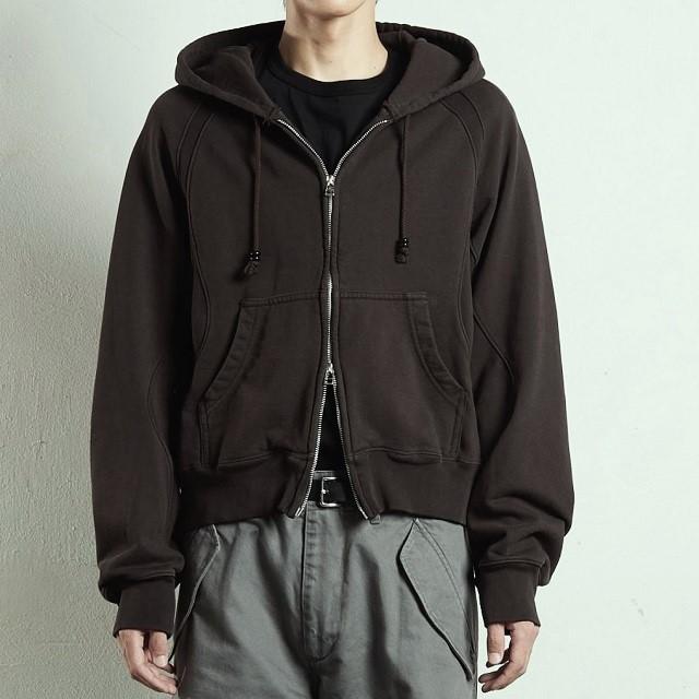 新品 NVRFRGT ネヴァーフォーゲット 25SS PANELLED ZIP UP HOODIE パネルドジップアップフーディ NF251T01 2 DARK BROWN 裏毛 パーカー |  | 02