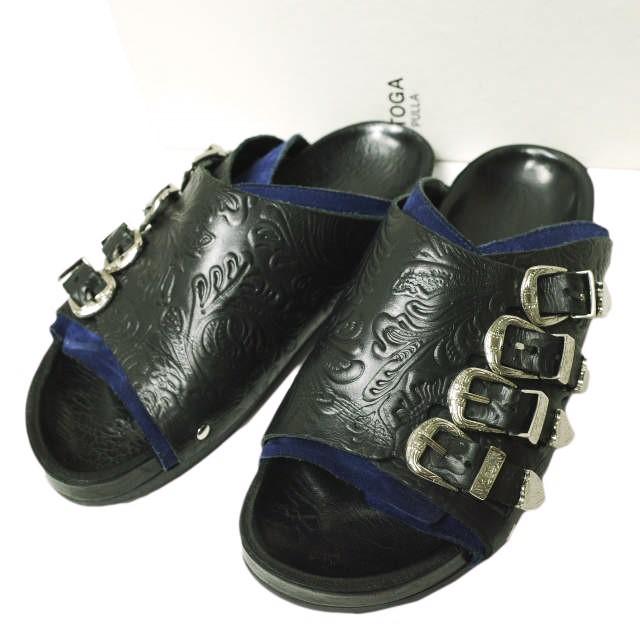 TOGA PULLA トーガ プルラ Metal Buckle Emboss Sandal メタルバックルエンボスストラップサンダル AJ698 36(23cm) BLACK/NAVY レザー | 