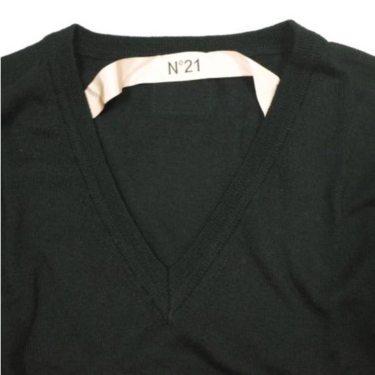 新品 N°21 ヌメロヴェントゥーノ 23SS A2 MAGLIA PULLOVER メリノウールVネッククロップドニット 23S-A030-9000 38 BLACK 定価64,900円 |  | 04