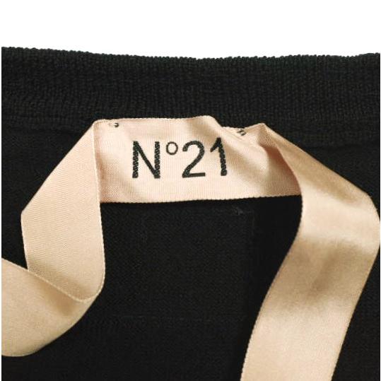 新品 N°21 ヌメロヴェントゥーノ 23SS メリノウールVネックボーダークロップドニット 23S-A027-9000 38 BLACK セーター 定価64,900円 |  | 03