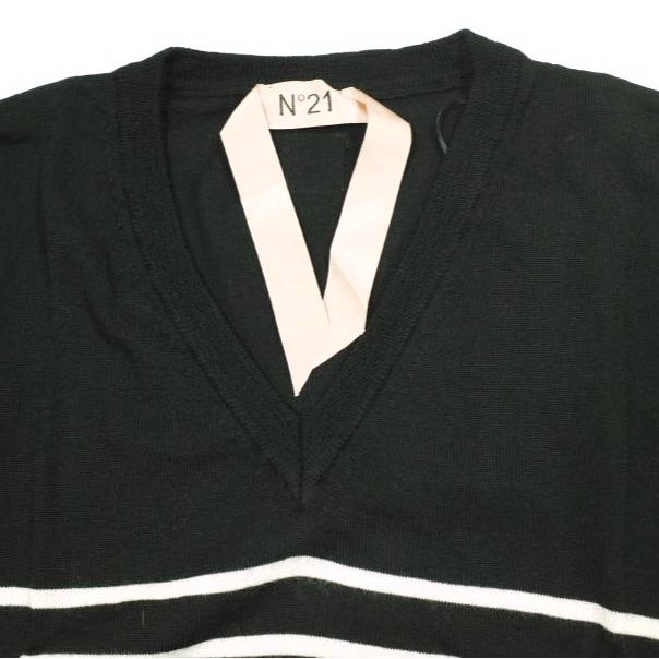 新品 N°21 ヌメロヴェントゥーノ 23SS メリノウールVネックボーダークロップドニット 23S-A027-9000 38 BLACK セーター 定価64,900円 |  | 04